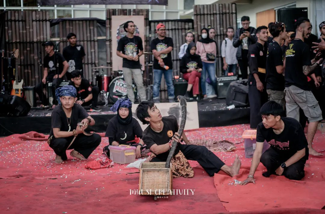 Alprih Prijono eks asisten Panji Petualang sebelum jadi korban patukan ular king cobra ternyata digigit satwa ini. Foto sosoknya ditangisi.
