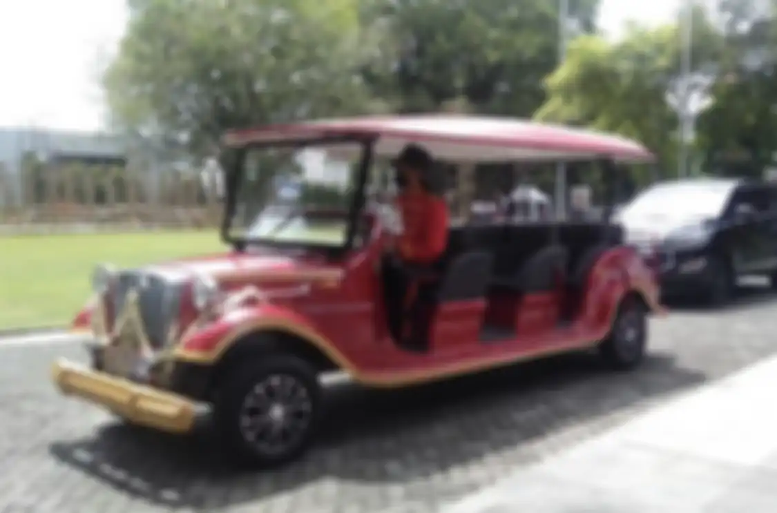Di tengah euforia berbagi foto penampakan mobil listrik wisata di Solo, muncul kritik terhadap angkutan andalan Gibran Rakabuming ini.