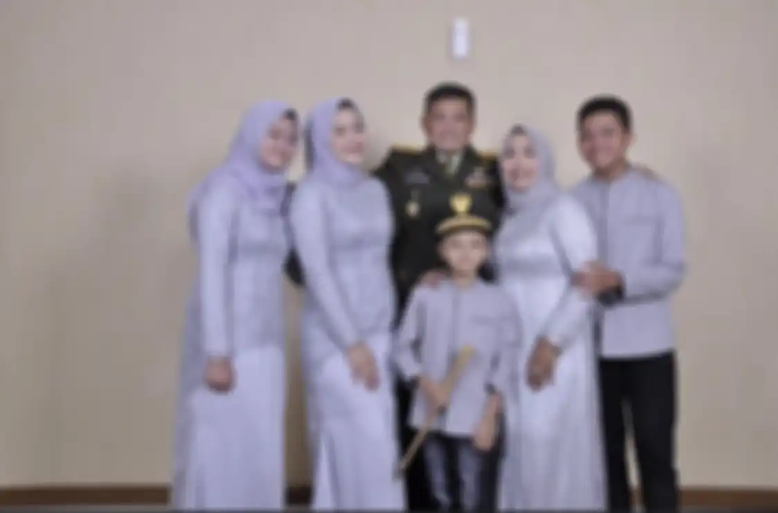Dalam foto lawas, Widi terlihat duduk sebangku dengan Tukul Arwana. Widi dan Tukul terlihat berbincang akrab dalam sebuah acara. 