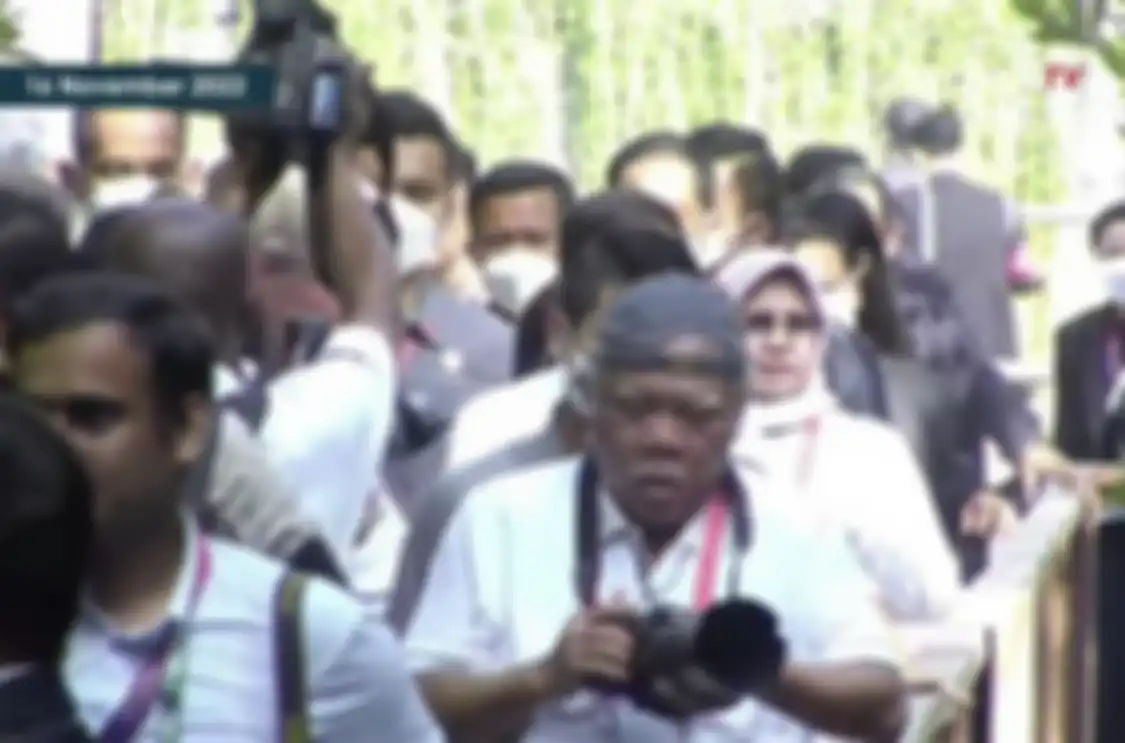Foto gaya menteri Jokowi ini mencuri perhatian. Dia menyandang kamera DSLR lensa tele panjang di Tahura Bali. 