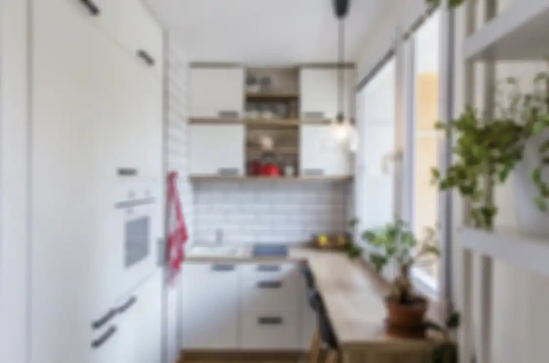 Foto interior dapur kecil di rumah minimalis enak buat ditiru agar terlihat ringkas. Perabotnya disimpan pakai cara tak biasa.