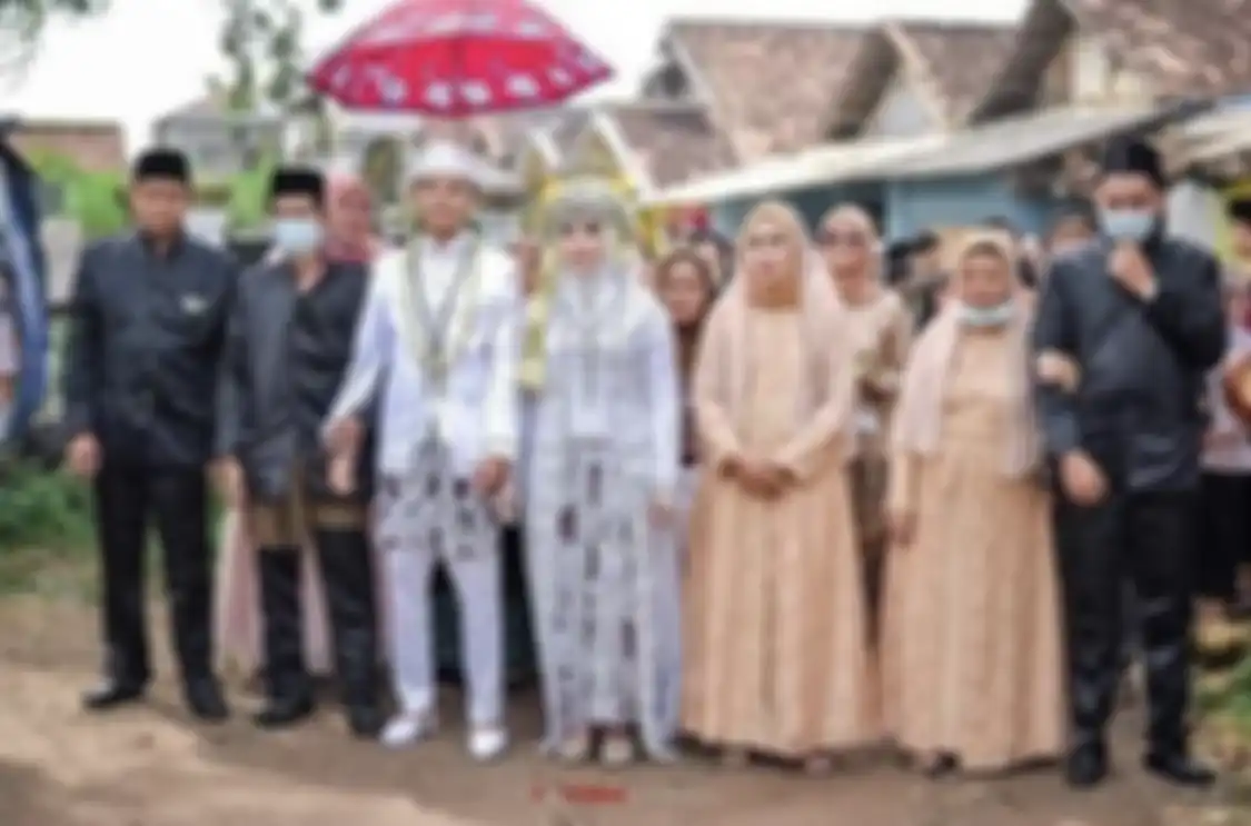 Mantan suami Norma Risma Rozy Zay Hakiki kembali berulah lagi usai kepergok selingkuhi ibu mertua. Foto akad nikahnya diunggah.