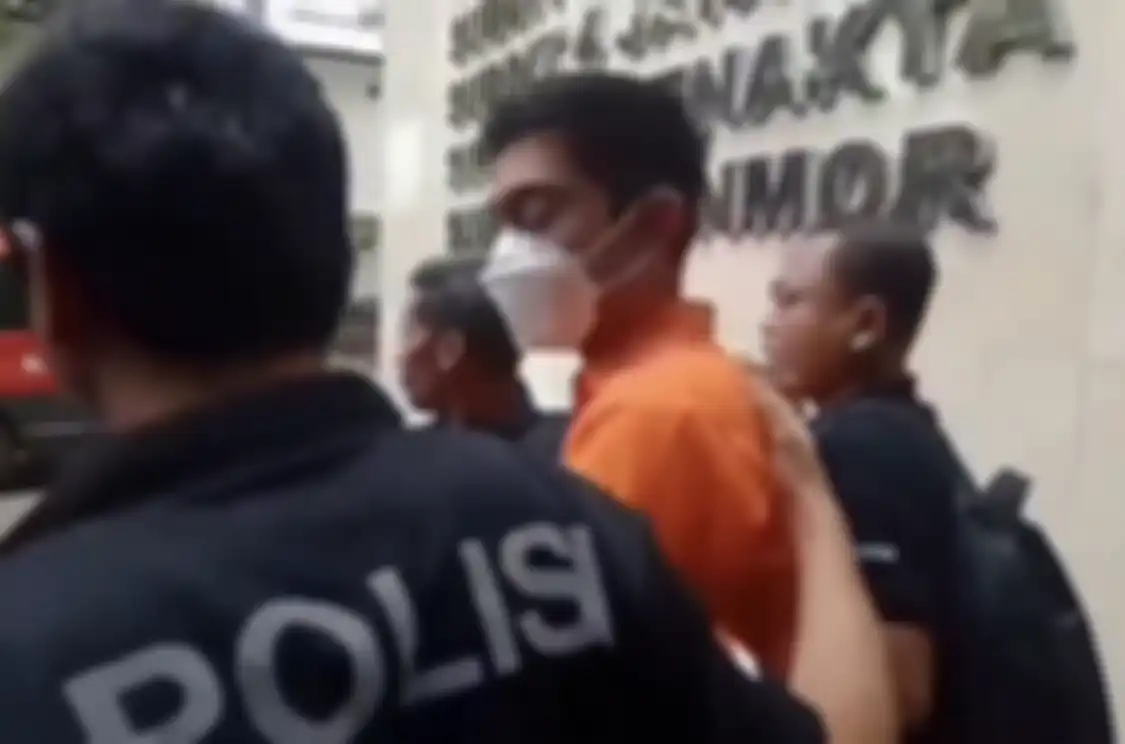 Mario Dandy digiring oleh polisi usai melakukan rekonstruksi penganiayaan terhadap David Ozora.