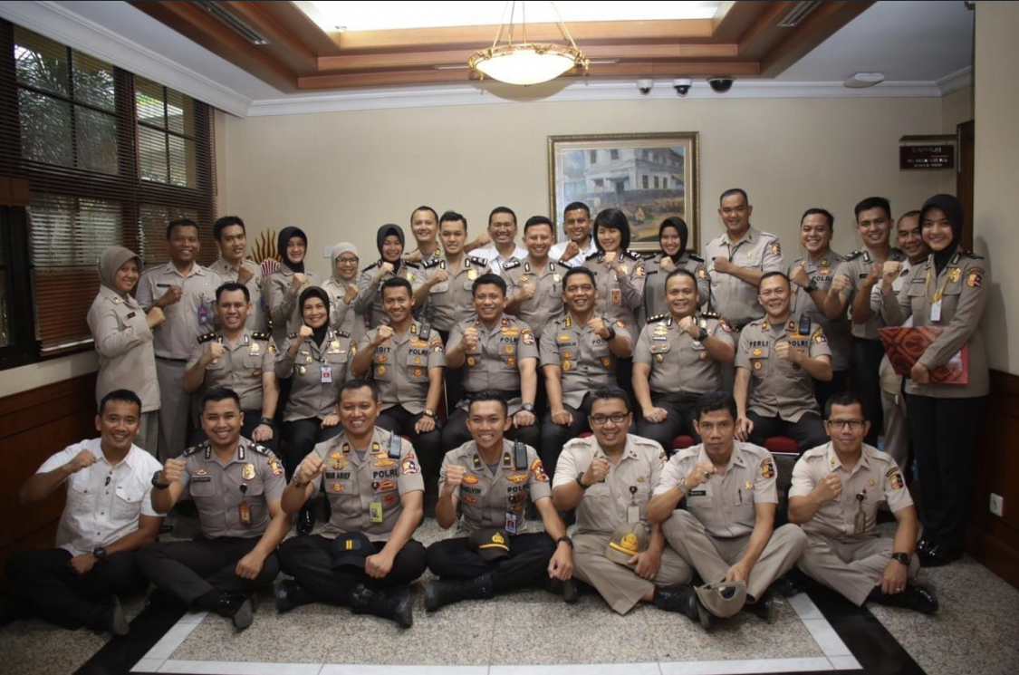 Irjen Ferdy Sambo yang disebut beri perintah tembak Brigadir J sempat pecat anak buahnya gegara kasus ini. Foto tampang oknum polisi disebarkan.