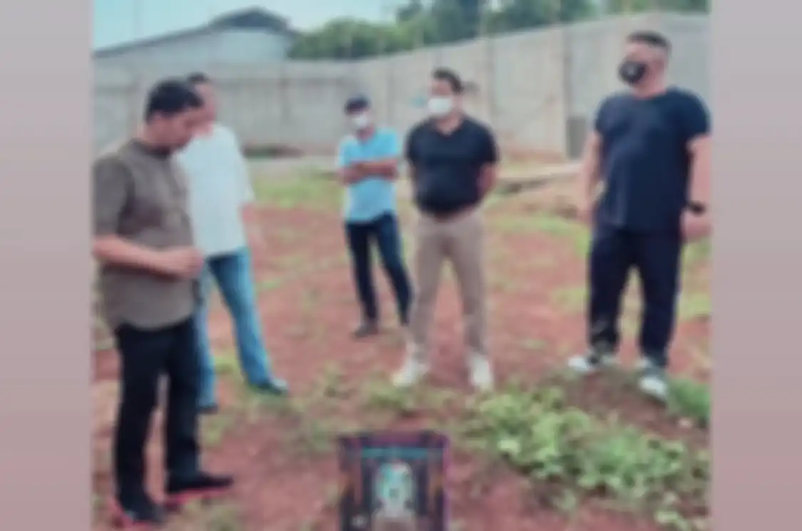 Foto Ustaz Solmed bocorkan proyek baru. Di sisi lain, calo acara pengajian mengakui sudah berkata bohong soal kondisi suami April Jasmine. 