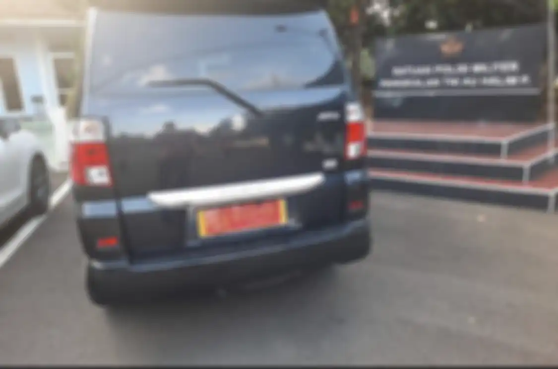 Pengemudi mobil pelat merah khas Mabes TNI malah pulang jalan kaki usai dilepas polisi. Dia diviralkan culik anak SMP. Foto wajahnya dirahasiakan. 
