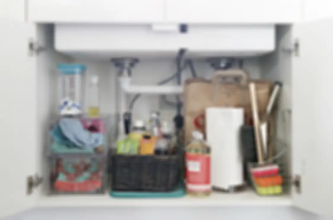 Perabotan di dapur sempit sengaja dibuat dengan penataan seperti begini biar terasa lega. Foto hasilnya diacungi jempol. 