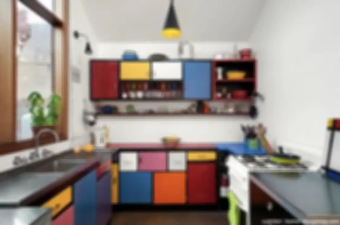 Desain dapur leter U dirancang dengan trik cerdas ini agar semakin efisien. 5 foto hasilnya terlihat berbeda.