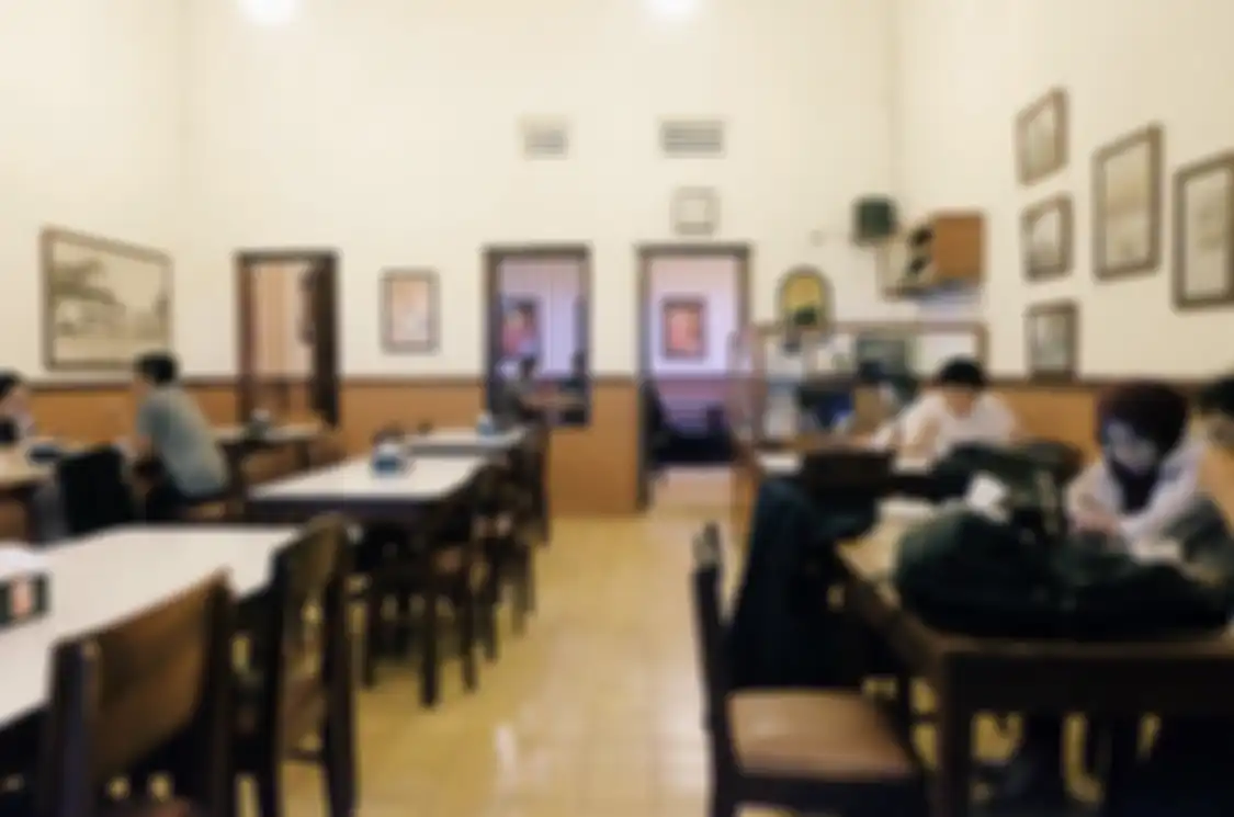 Warung Kopi Purnama wajib dikunjungi saat mencari sarapan enak di Bandung. Intip yuk foto aesthetic tempat wisata kuliner legendaris.