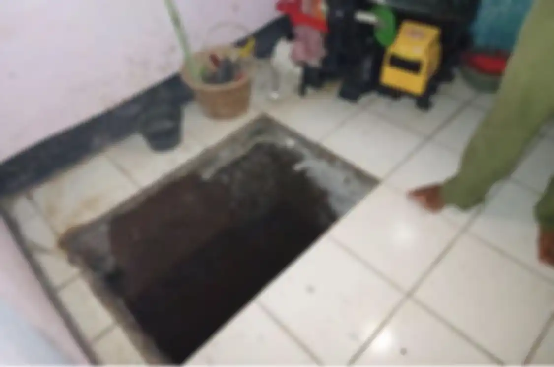 Lubang baru yang disiapkan pembunuh berantai di rumah Iis Suryati, istri nomor empat Wowon yang selamat.