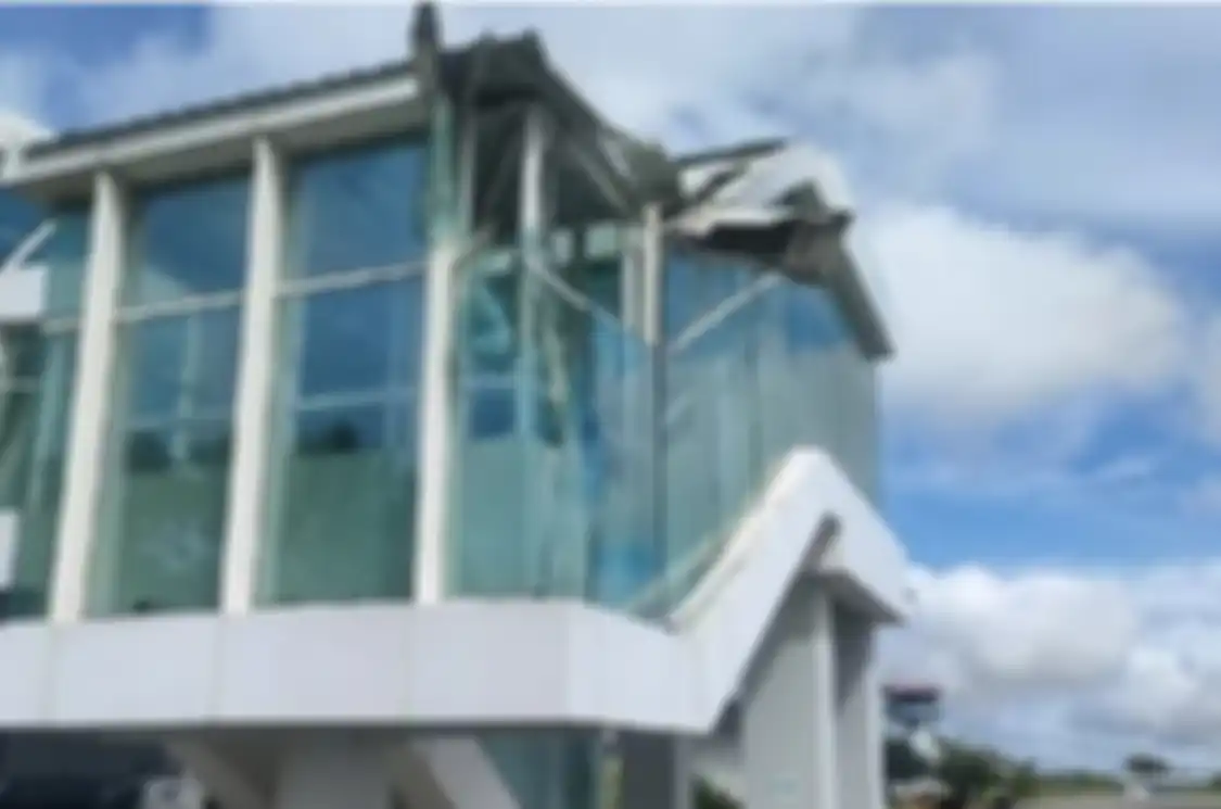 Penampakan atap garbarata Bandara Mopah yang ditabrak pesawat Lion Air. 