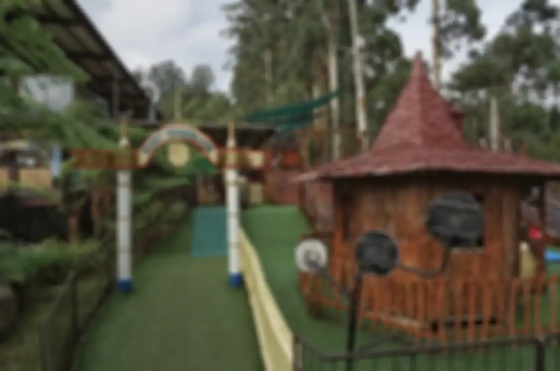 Lembang Wonderland menghadirkan deretan spot foto estetik. Tempat wisata di Bandung ini cocok buat ngabuburit.