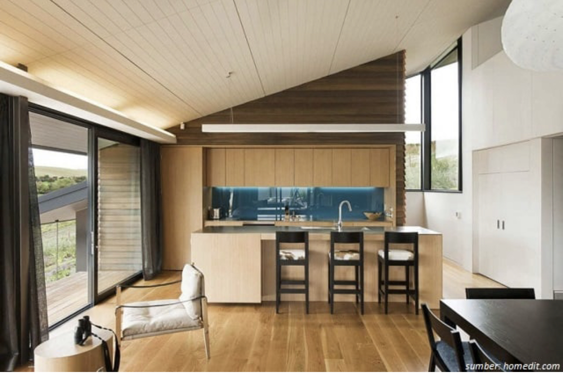 Desain dapur modern diberi backsplash dengan model tak biasa hingga tampil begitu cantik. Foto aplikasinya sampai dibahas.