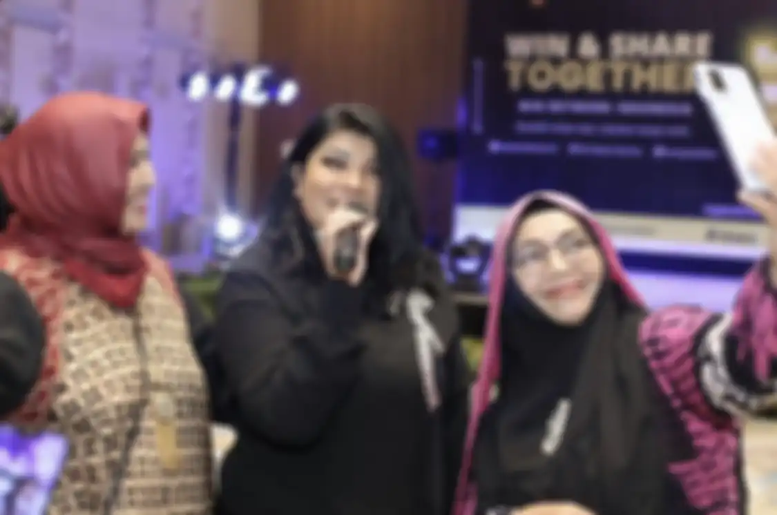 Nania Yusuf yang pernah duet dengan Delon memutuskan kembali memeluk Islam. Dia mengaku harus belajar salat dan mengaji lagi.