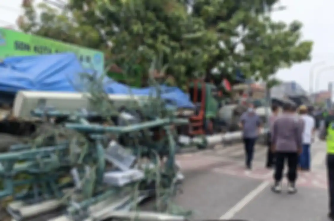 Kapolres Bekasi Kota Kombes Hengki keukeuh sebut penyebab kecelakaan maut karena kondisi sopir. Investigasi KNKT truk trailer salah jalan.