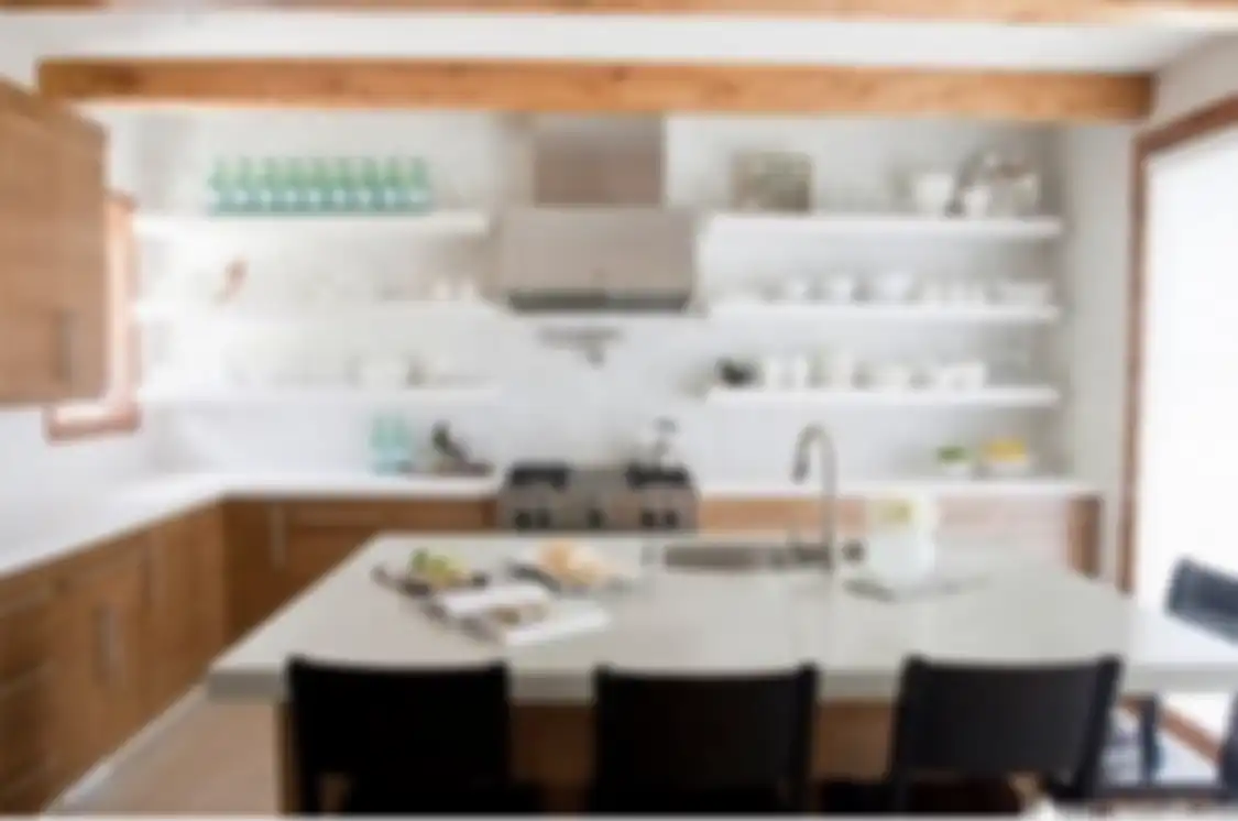 Desain tempat penyimpanan dapur dirancang dengan gaya modern. Foto hasilnya menjadi sorotan. Perabotan dapur sengaja ditata.