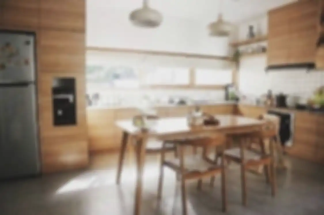 Desain dapur sederhana yang menjadi satu dengan ruang makan terlihat lega memakai trik khusus. Foto interiornya bisa ditiru.