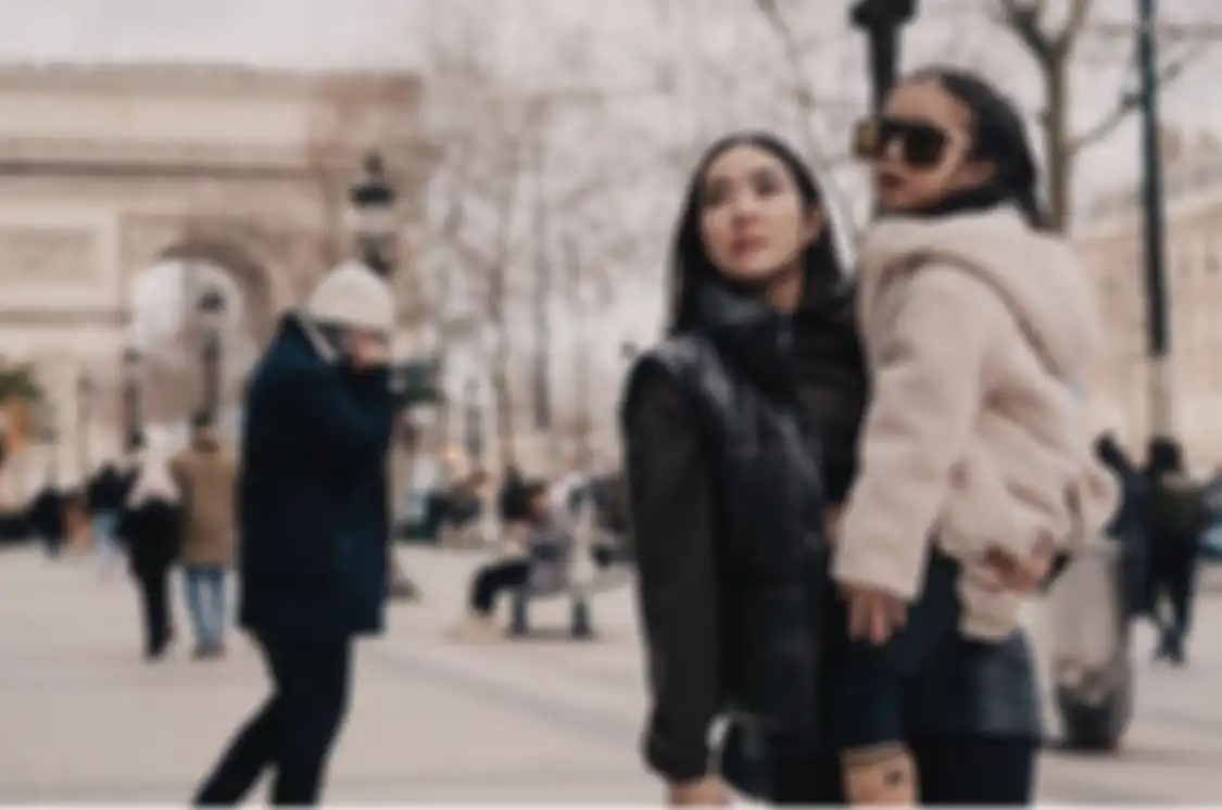 Foto Gempi dan Gisel saat berlibur bersama Gading di Paris. Ketiganya memamerkan potret selama berada di Eropa.
