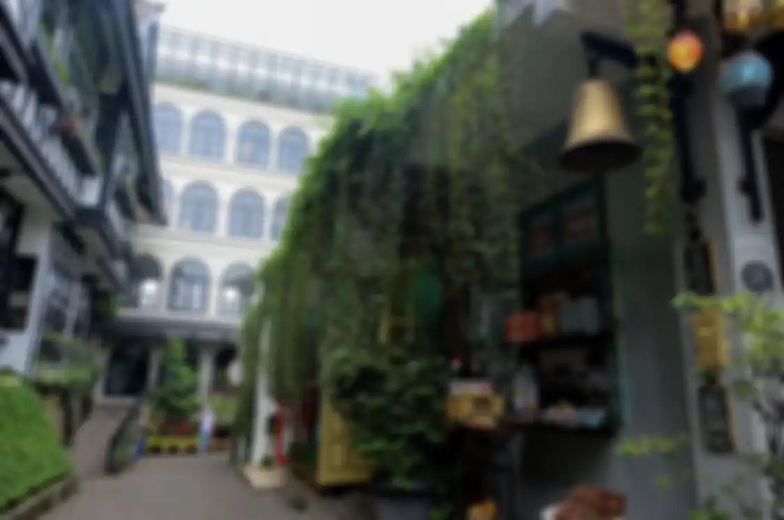 Farmhouse Lembang menyajikan spot foto estetik. Tempat wisata di Bandung ini cocok buat ngabuburit.