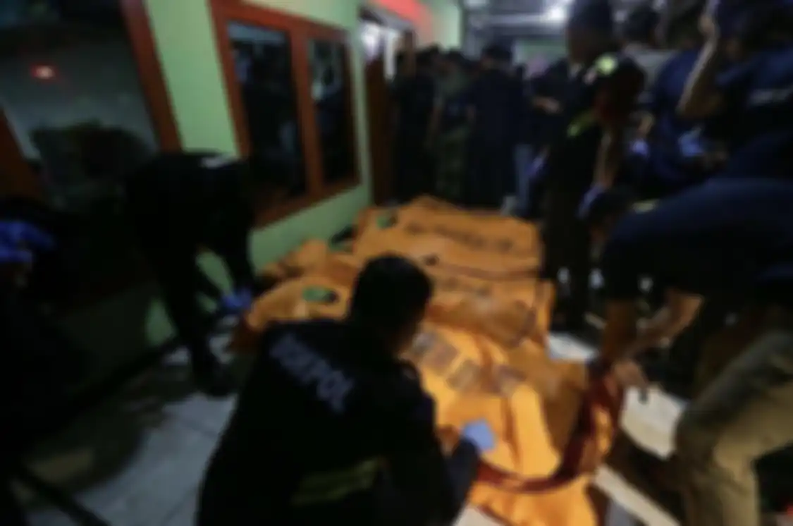 Kantong jenazah berisi korban kebakaran Depo Pertamina Plumpang. Ahok pernah berencana merelokasi warga sekitar.