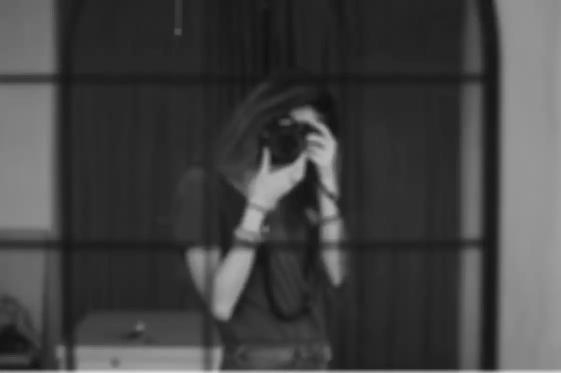 Mirror photoshoot, cara foto aesthetic yang cocok buat mengisi konten di TikTok.