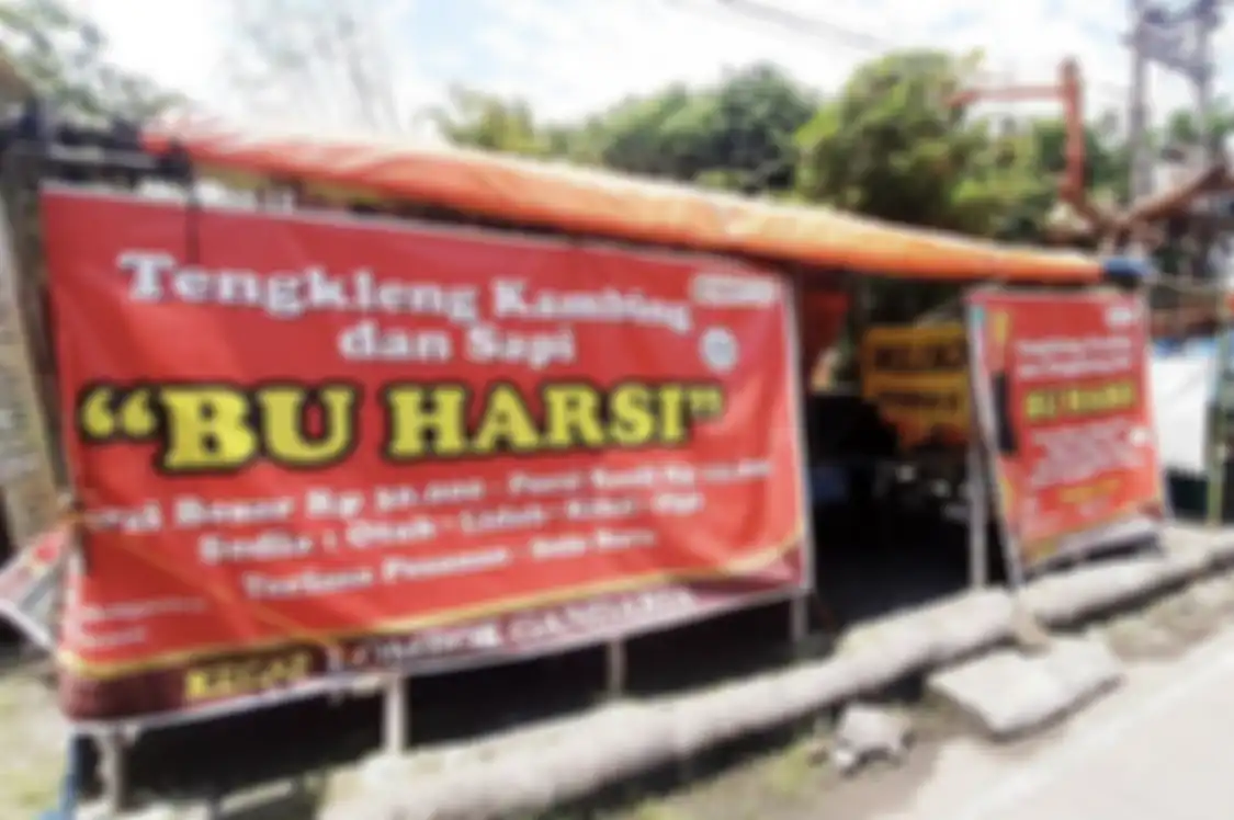 Foto Bu Harsi saat melayani pembeli di dalam warung tengkleng miliknya juga disebarkan di media sosial.
