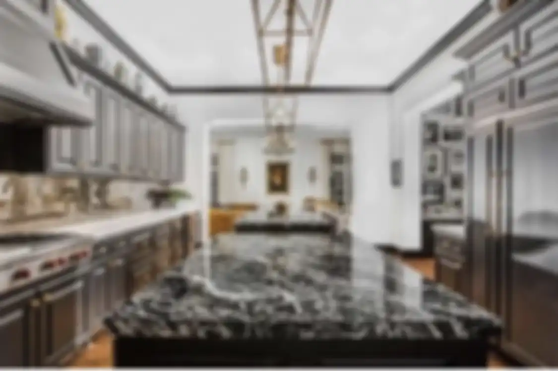 Desain meja dapur di rumah minimalis ini bikin mertua ikut rajin memasak. Coba yuk ganti dengan material kokoh ini. Intip foto inspirasinya.
