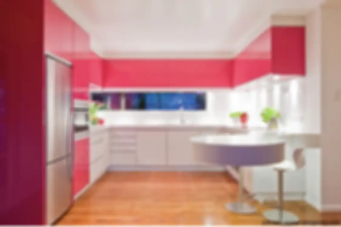 Desain dapur leter U dirancang dengan trik cerdas ini agar semakin efisien. 5 foto hasilnya terlihat berbeda.
