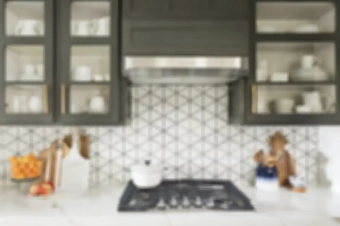 Agar foto dapur kecil terlihat semakin segar, backsplash diberi sentuhan kreatif seperti begini. Tertarik mencoba?