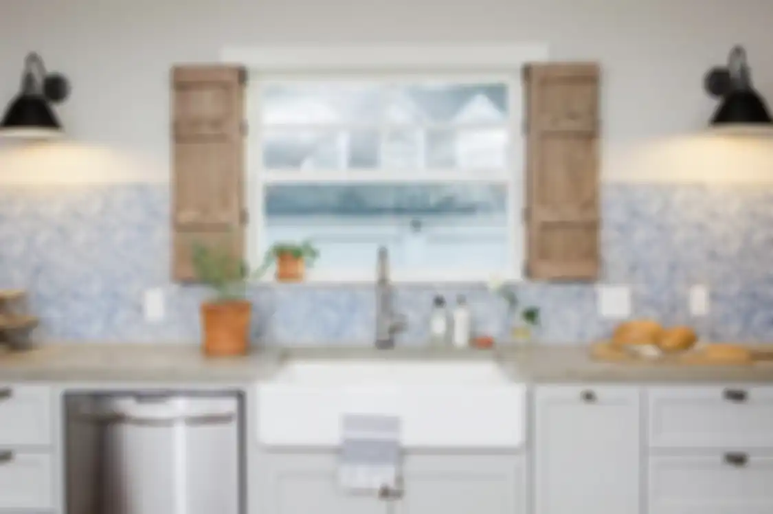 Agar foto dapur kecil terlihat semakin segar, backsplash diberi sentuhan kreatif seperti begini. Tertarik mencoba?