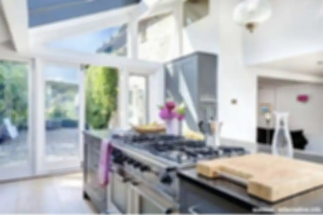 Begini caranya agar desain dapur kecil menjadi semakin efisien. Foto hasilnya langsung ditiru tetangga. 