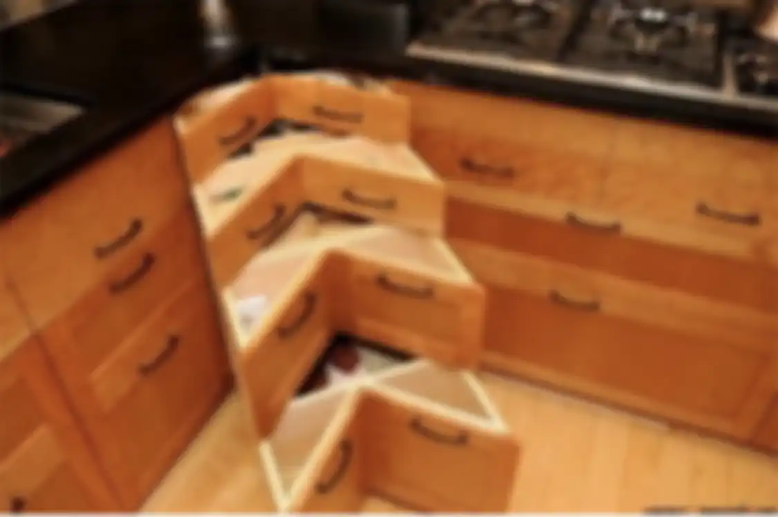 Desain tempat penyimpanan dapur dirancang dengan gaya modern. Foto hasilnya menjadi sorotan. Perabotan dapur sengaja ditata.