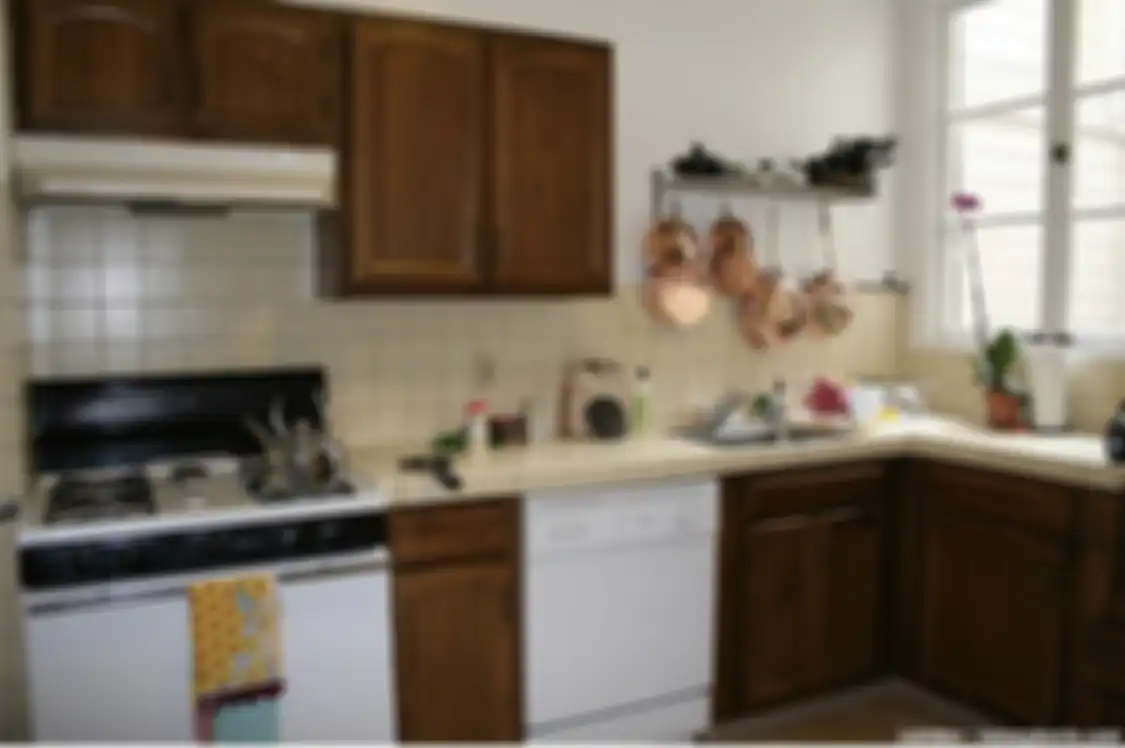 Desain tempat penyimpanan dapur dirancang dengan gaya modern. Foto hasilnya menjadi sorotan. Perabotan dapur sengaja ditata.