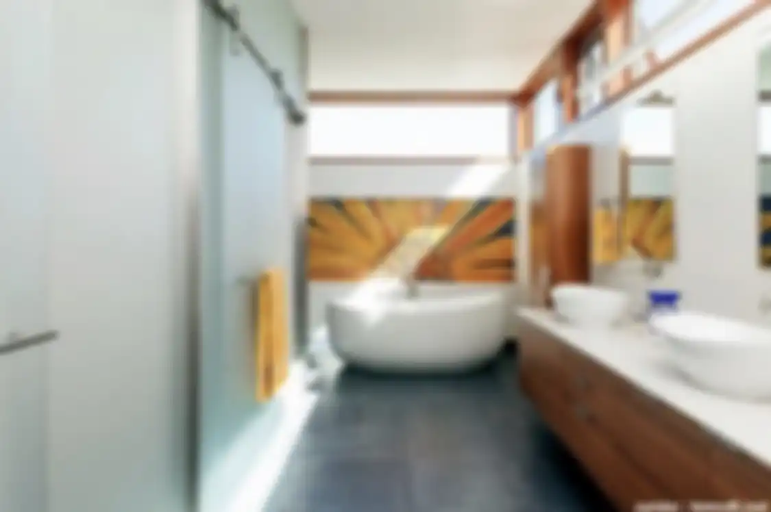 Dengan berani meniru dekorasi warna mencolok, pemilik rumah minimalis dapat foto interior kamar mandi mungil seperti begini.
