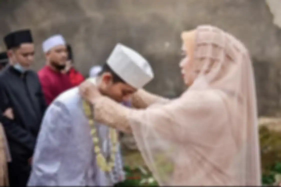 Mantan suami Norma Risma Rozy Zay Hakiki kembali berulah lagi usai kepergok selingkuhi ibu mertua. Foto akad nikahnya diunggah.