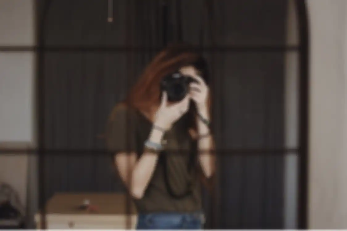 Mirror photoshoot, cara foto aesthetic yang cocok buat mengisi konten di TikTok.