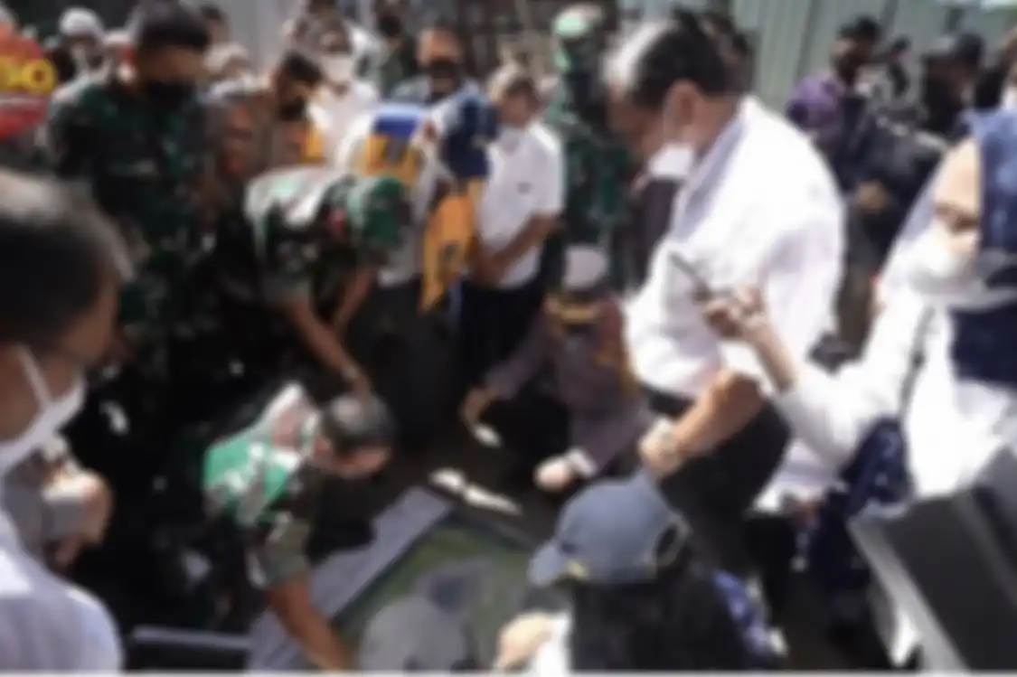 Gelagat Kapolri Jenderal Listyo Sigit di acara akad nikah anak menteri jadi sorotan. Kasus Brigadir berlarut-larut. Foto Kapolri banjir komentar.