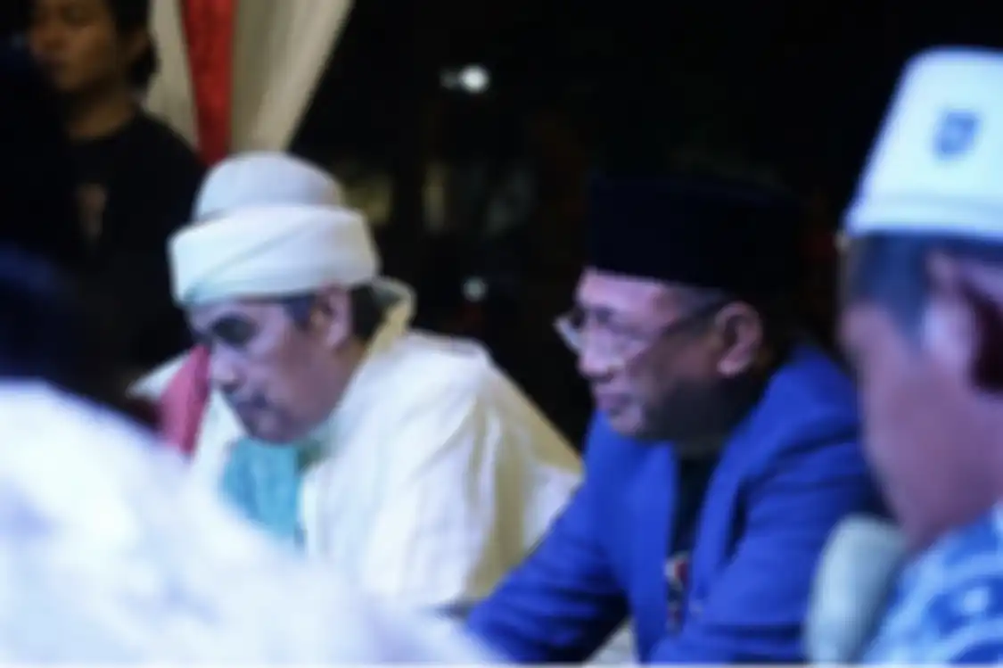 Wali Kota Cilegon Helldy Agustian sebelum digoyang penolakan gereja sempat digeruduk massa demo gegara masalah ini. Foto sosoknya viral. 
