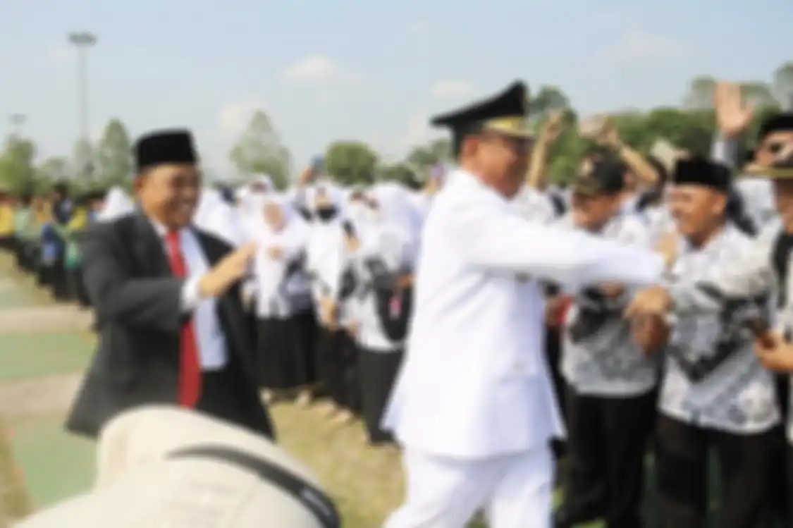 Wali Kota Cilegon Helldy Agustian sebelum digoyang penolakan gereja sempat digeruduk massa demo gegara masalah ini. Foto sosoknya viral. 