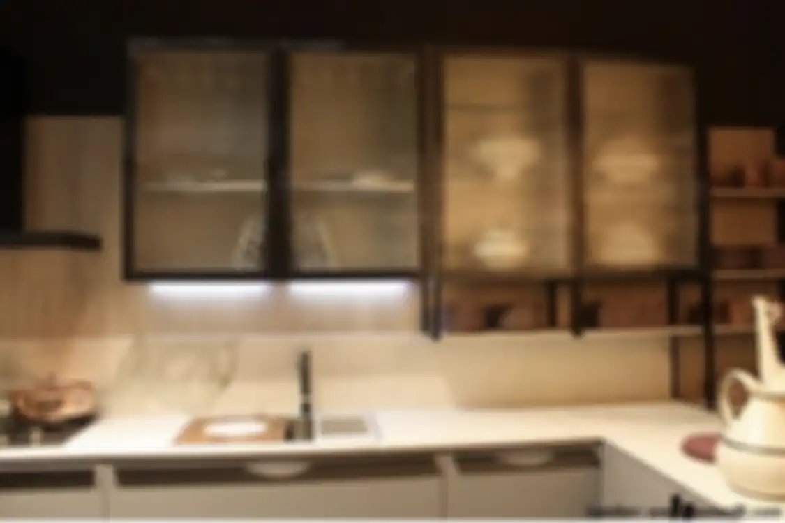 Desain kabinet dapur yang menebarkan kesan mewah dirancang dengan model spesial. Foto hasilnya sampai dibahas pemilik rumah.