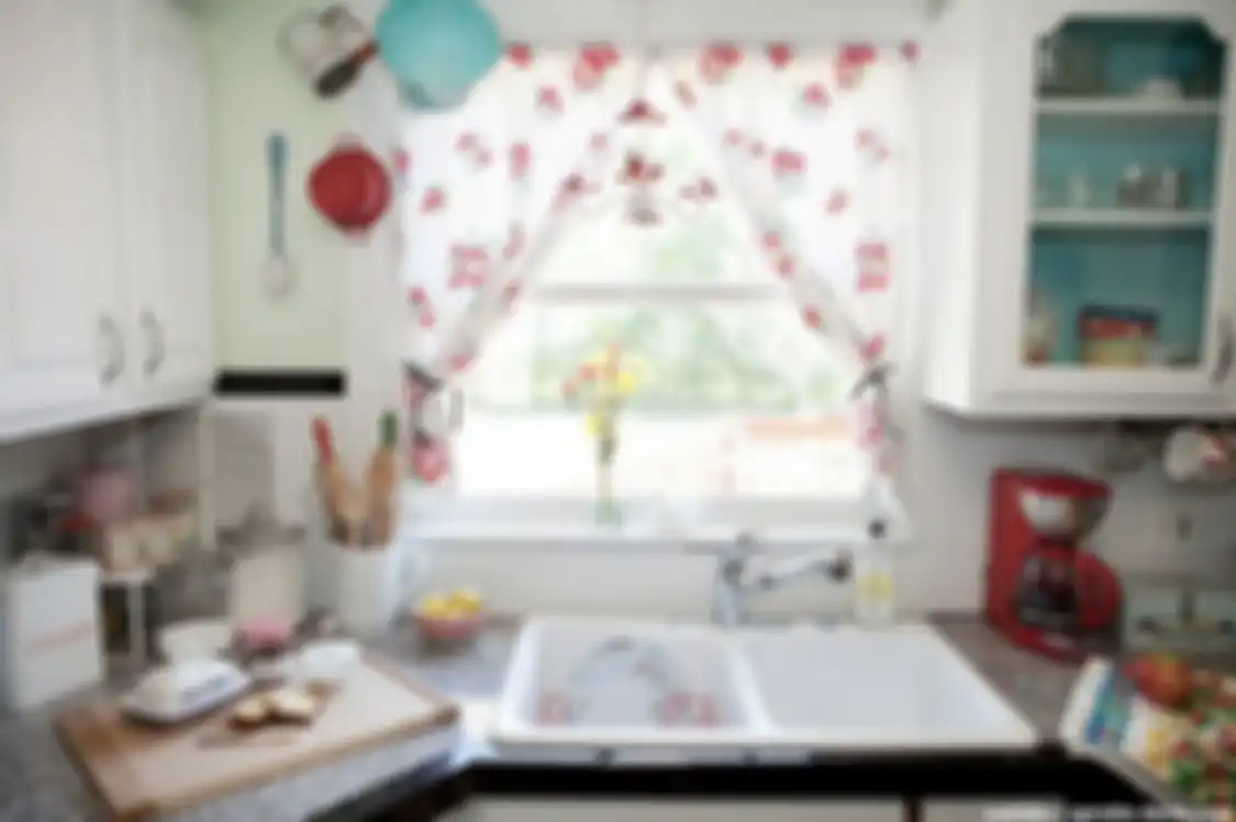 Pemilik rumah mencuri perhatian lewat foto dapur mungil yang kian cantik. Pilihan model elemen dekorasi pemicunya.