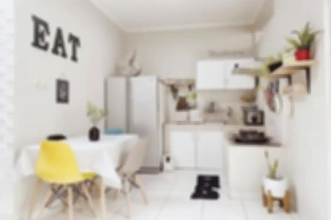Desain dapur sederhana yang menjadi satu dengan ruang makan terlihat lega memakai trik khusus. Foto interiornya bisa ditiru.