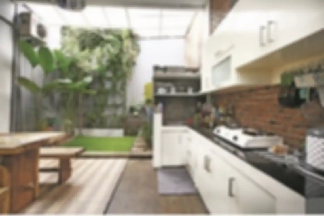 Desain atap dapur kecil sengaja dibuat dengan model begini agar bebas sumpek. Foto hasilnya jadi inspirasi. 
