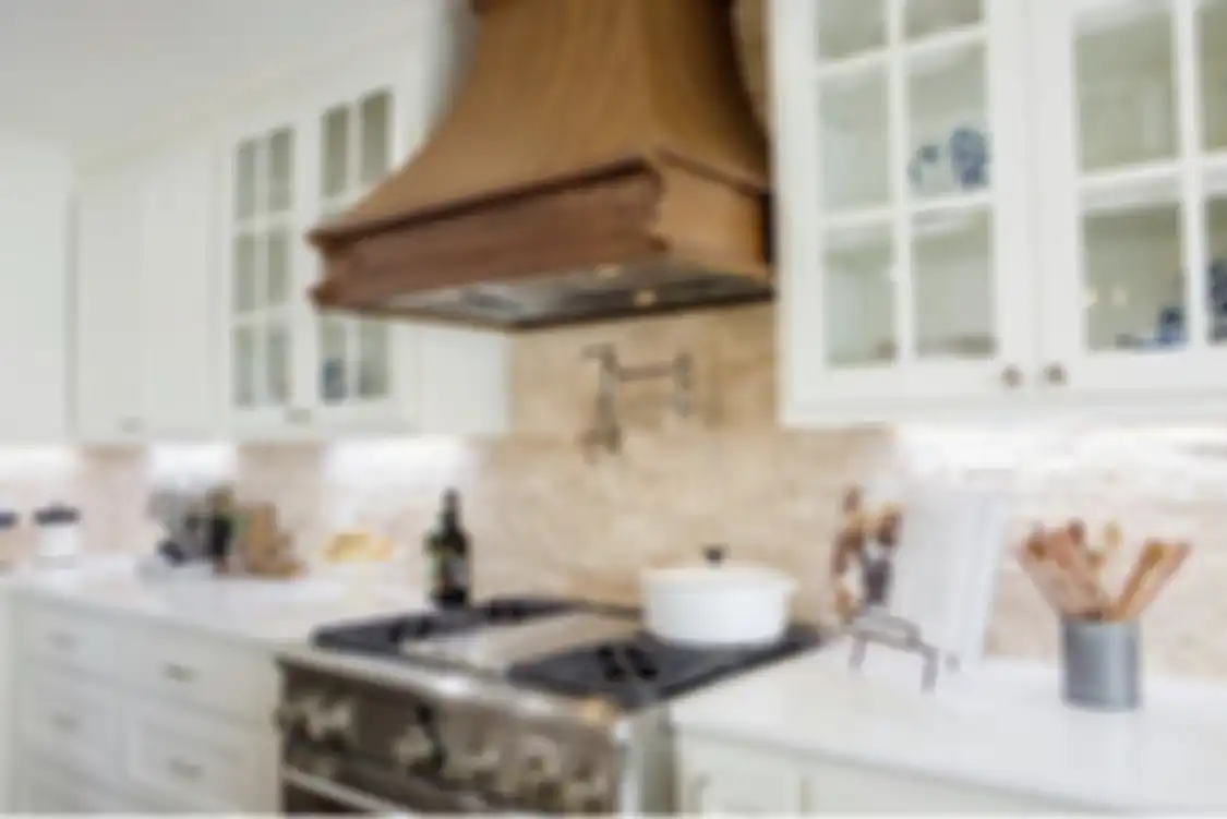 Agar foto dapur kecil terlihat semakin segar, backsplash diberi sentuhan kreatif seperti begini. Tertarik mencoba?