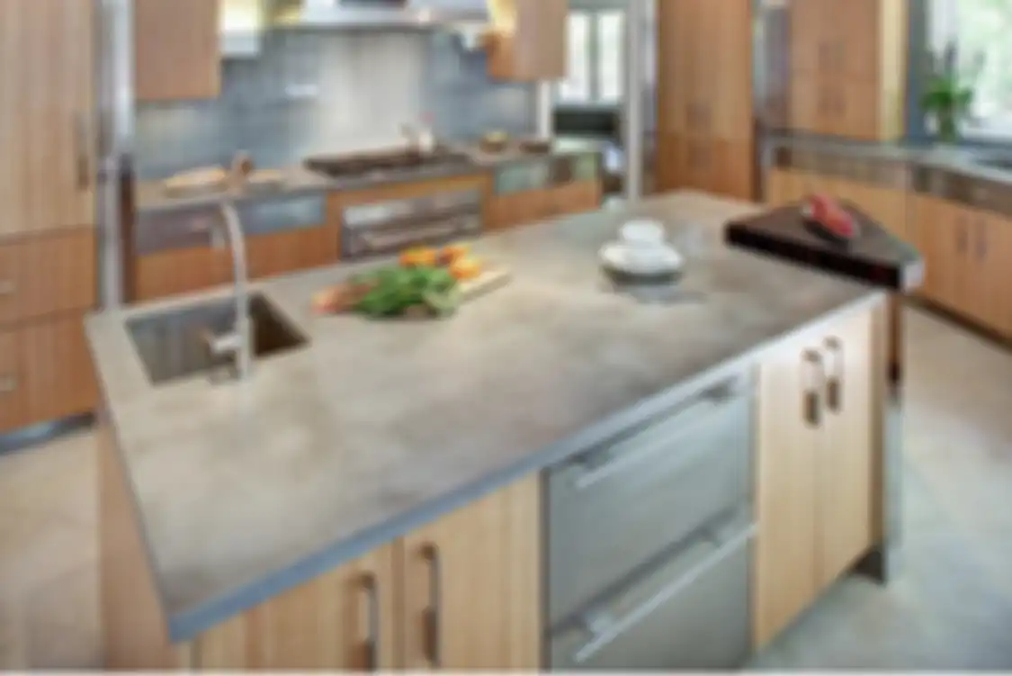 Meja dapur yang sengaja dibuat dari material tak biasa membuat foto desain dapur sederhana makin terlihat mewah.