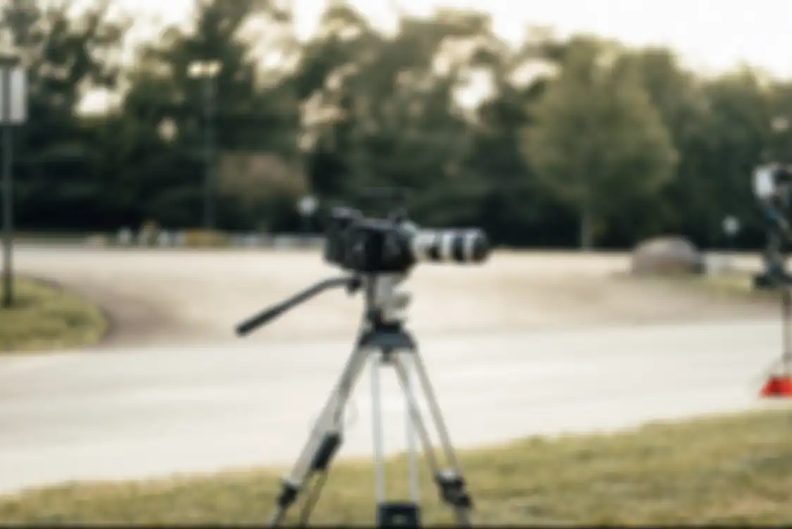Pakai tripod salah satu cara foto keluarga sendiri tanpa harus buang duit ke studio.