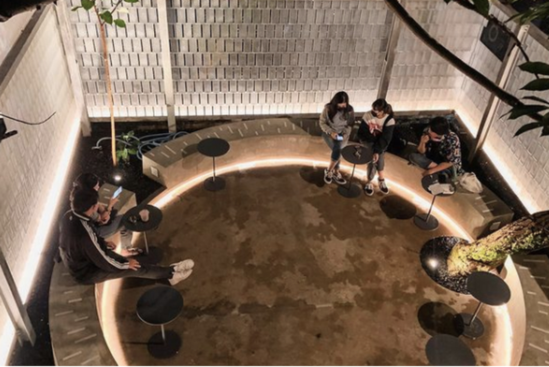 Sawo Coffee & Roastery memiliki tempat bergaya minimalis dengan dominasi warna putih pada interiornya.