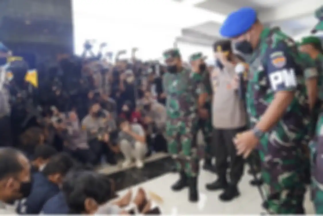 Rencana jahat Kopda Muslimin yang bayar eksekutor penembakan istrinya dengan duit mertua berantakan gegara masalah sepele ini. 