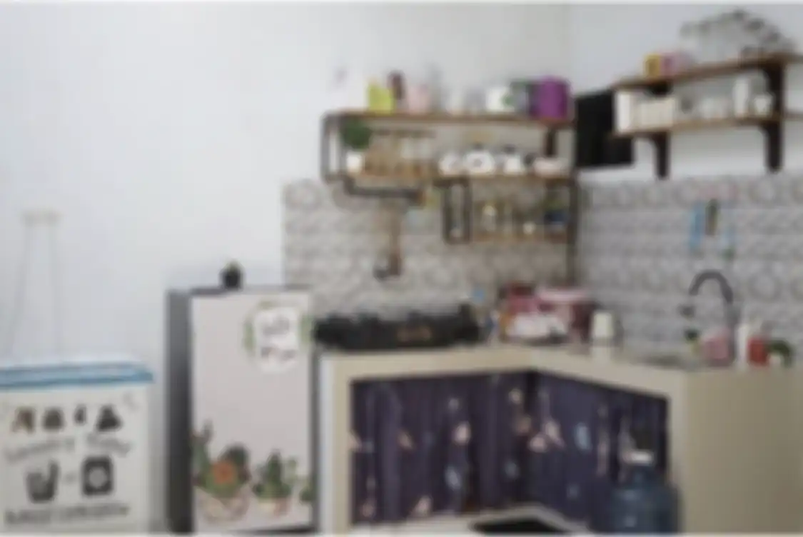 Desain dapur kecil rumah subsidi bikin lahan sempit jadi berkash. Mata Ibu-ibu sampai terbelalak lihat foto aplikasinya seperti begini.