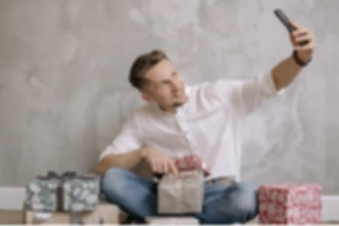 13 cara foto selfie yang bikin wajah kita tampak lain dari biasanya. Yuk, kita coba sekarang.